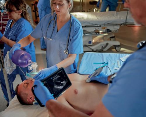 SonoSite iViz手持式超聲儀適合用戶的手掌。 在床邊和現(xiàn)場(chǎng)惡劣的臨床環(huán)境中，它都能提供快速解答。 它結(jié)合了卓越的成像性能，超機(jī)動(dòng)性和單手操作，同時(shí)允許操作員與同事協(xié)作并共享信息。 ＃RSNA19 #RSNA＃RSNA2019 #POCUS